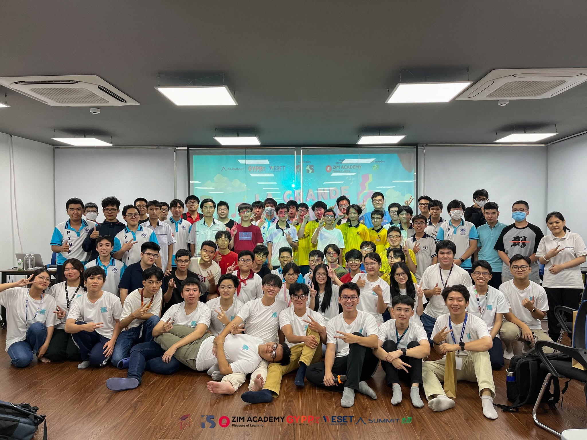 Intellectual Showdown — La Grande Finale in-person championship round, contestants, organizing team, and sponsors